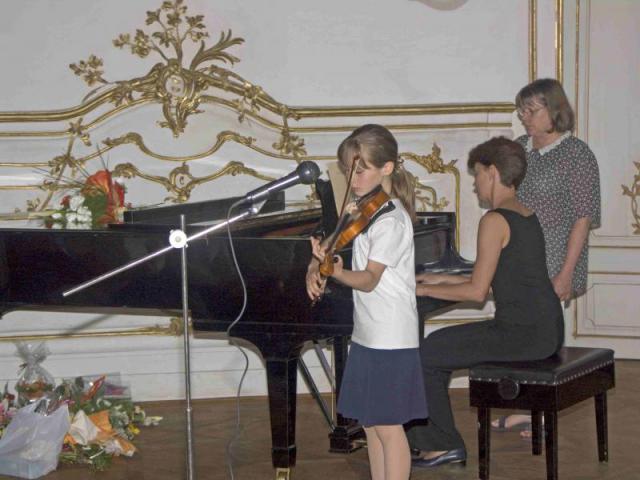 Magyar Júlia hegedül